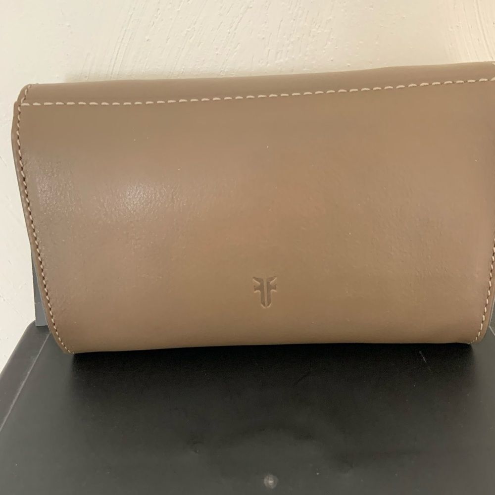 NWT Frye Olivia Wallet Leather Crossbody - Picture 2 of 7